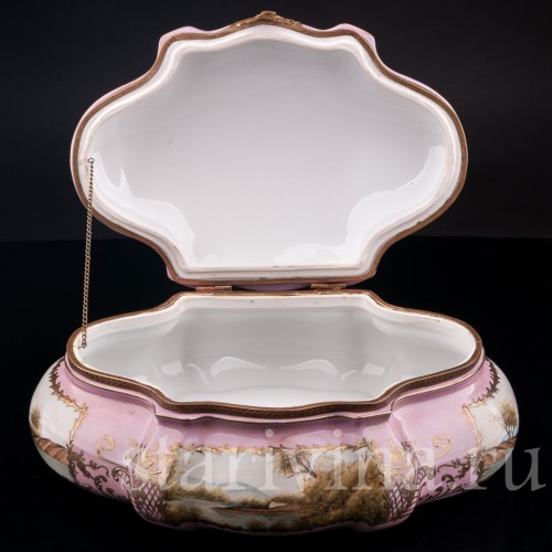 Фарфоровая Большая шкатулка, Франция, кон. 19 - нач. 20 вв.