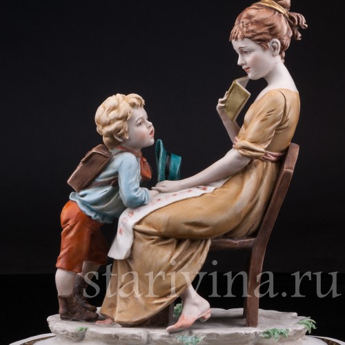 Фигурка из фарфора Последние новости, Capodimonte, Италия, вт. пол. 20 в.