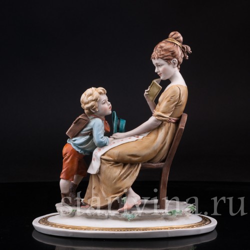 Фигурка из фарфора Последние новости, Capodimonte, Италия, вт. пол. 20 в.