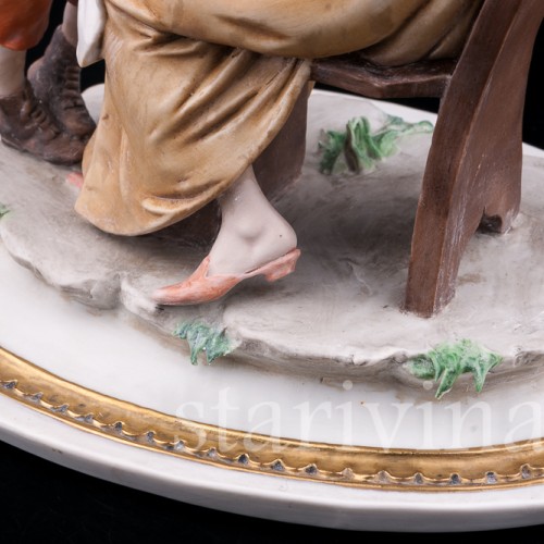 Фигурка из фарфора Последние новости, Capodimonte, Италия, вт. пол. 20 в.