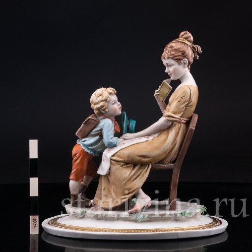 Фигурка из фарфора Последние новости, Capodimonte, Италия, вт. пол. 20 в.