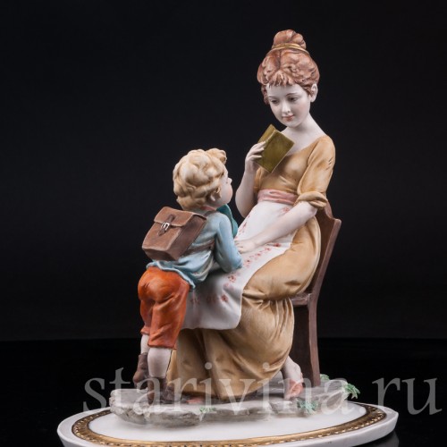 Фигурка из фарфора Последние новости, Capodimonte, Италия, вт. пол. 20 в.