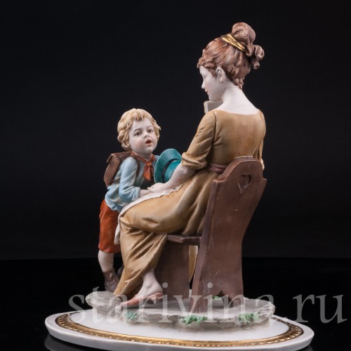 Фигурка из фарфора Последние новости, Capodimonte, Италия, вт. пол. 20 в.