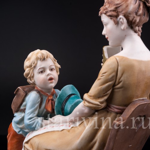 Фигурка из фарфора Последние новости, Capodimonte, Италия, вт. пол. 20 в.