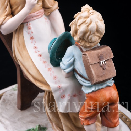 Фигурка из фарфора Последние новости, Capodimonte, Италия, вт. пол. 20 в.