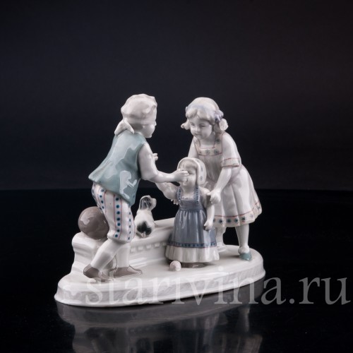 Фарфорвая статуэтка детей Жмурки, Goebel, Германия, нач. 20 в.