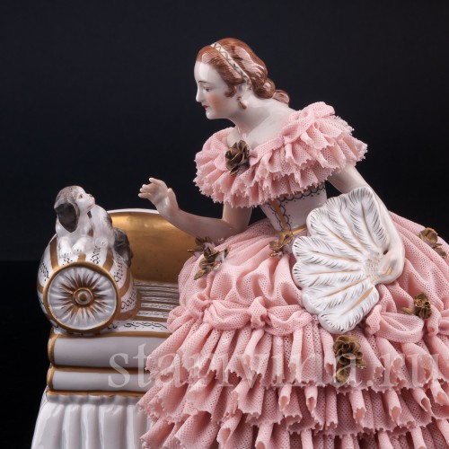 Девушка с собачкой на диване, кружевная, Muller & Co, Германия, нач. 20 в