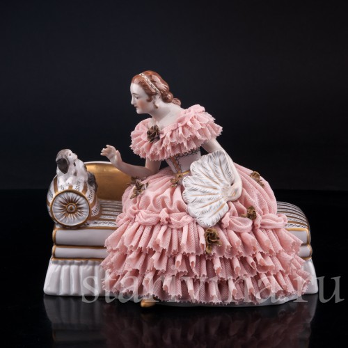 Девушка с собачкой на диване, кружевная, Muller & Co, Германия, нач. 20 в