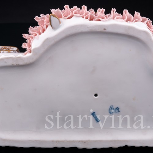 Девушка с собачкой на диване, кружевная, Muller & Co, Германия, нач. 20 в