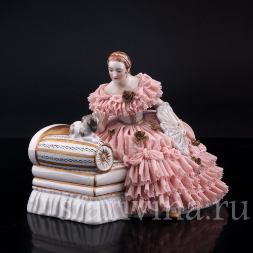 Девушка с собачкой на диване, кружевная, Muller & Co, Германия, нач. 20 в