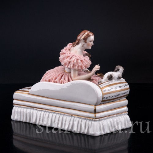 Девушка с собачкой на диване, кружевная, Muller & Co, Германия, нач. 20 в