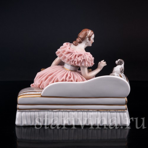 Девушка с собачкой на диване, кружевная, Muller & Co, Германия, нач. 20 в