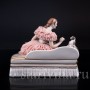 Девушка с собачкой на диване, кружевная, Muller & Co, Германия, нач. 20 в