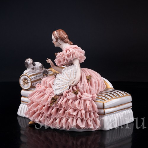 Девушка с собачкой на диване, кружевная, Muller & Co, Германия, нач. 20 в