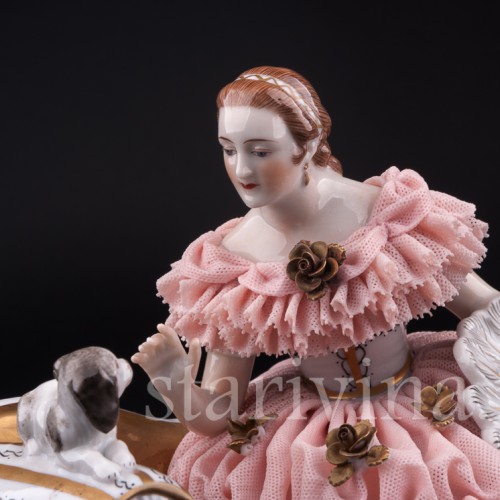 Девушка с собачкой на диване, кружевная, Muller & Co, Германия, нач. 20 в