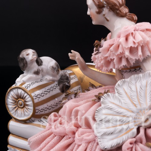 Девушка с собачкой на диване, кружевная, Muller & Co, Германия, нач. 20 в