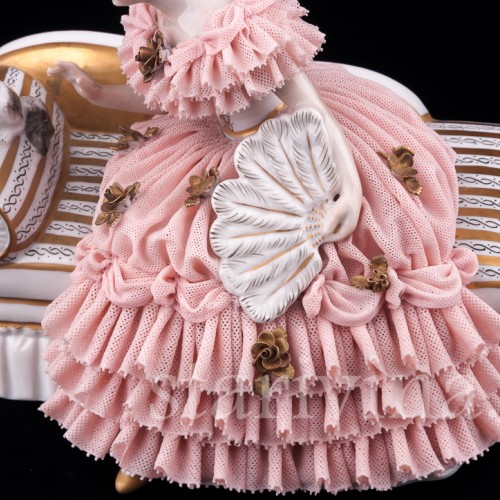 Девушка с собачкой на диване, кружевная, Muller & Co, Германия, нач. 20 в