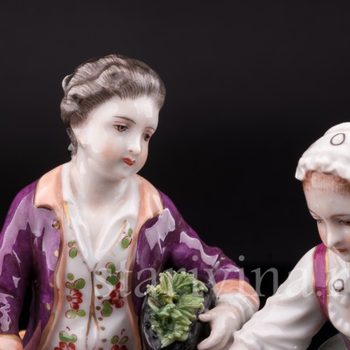 Фарфорвая статуэтка Дети, кормящие домашних птиц, Volkstedt, Германия, до 1935 г.