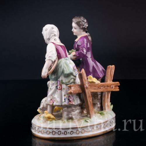 Фарфорвая статуэтка Дети, кормящие домашних птиц, Volkstedt, Германия, до 1935 г.