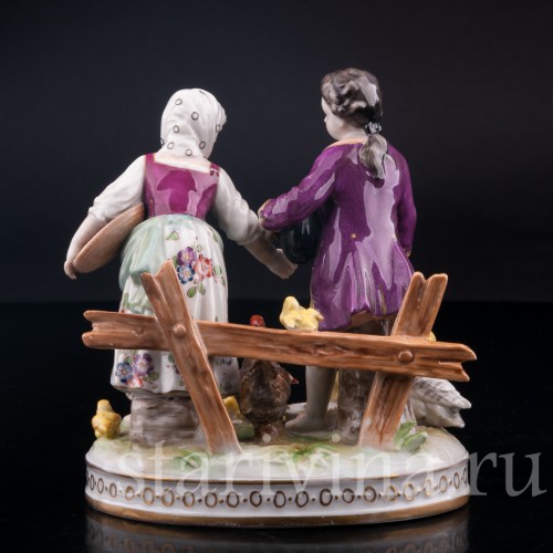 Фарфорвая статуэтка Дети, кормящие домашних птиц, Volkstedt, Германия, до 1935 г.
