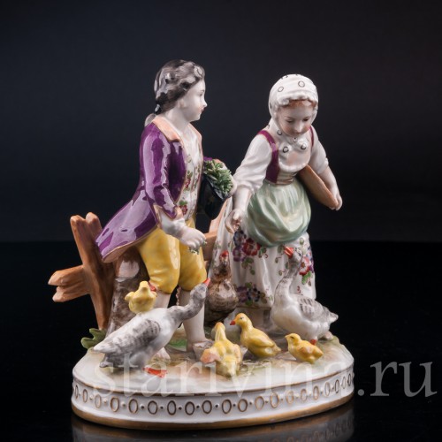 Фарфорвая статуэтка Дети, кормящие домашних птиц, Volkstedt, Германия, до 1935 г.