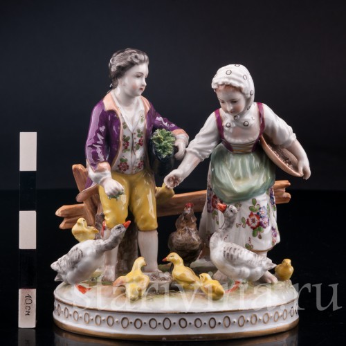 Фарфорвая статуэтка Дети, кормящие домашних птиц, Volkstedt, Германия, до 1935 г.
