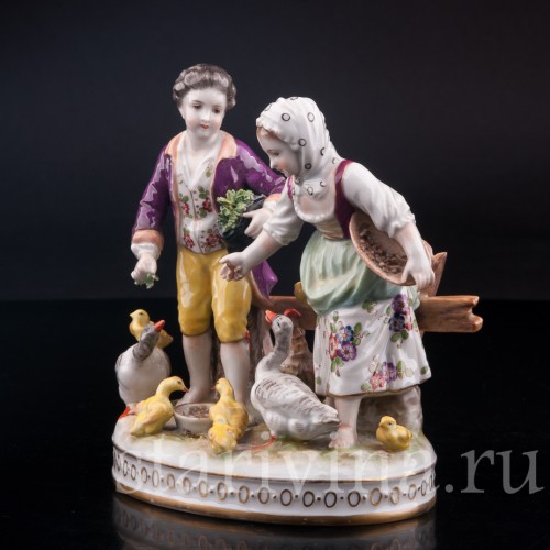 Фарфорвая статуэтка Дети, кормящие домашних птиц, Volkstedt, Германия, до 1935 г.