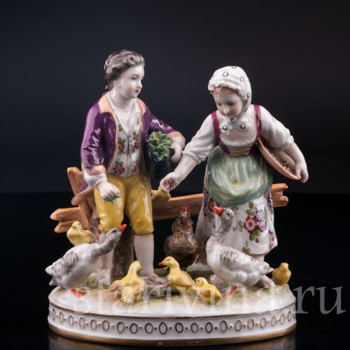 Фарфорвая статуэтка Дети, кормящие домашних птиц, Volkstedt, Германия, до 1935 г.