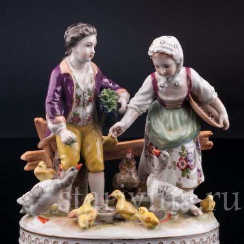 Фарфорвая статуэтка Дети, кормящие домашних птиц, Volkstedt, Германия, до 1935 г.