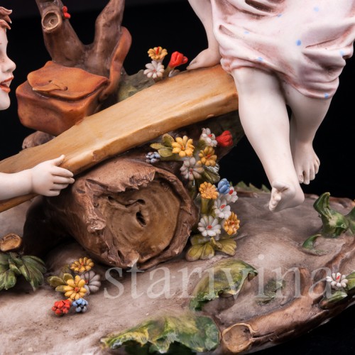 Фигурка из фарфора Дети на качелях, Capodimonte, Италия, вт. пол. 20 в.