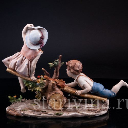 Фигурка из фарфора Дети на качелях, Capodimonte, Италия, вт. пол. 20 в.