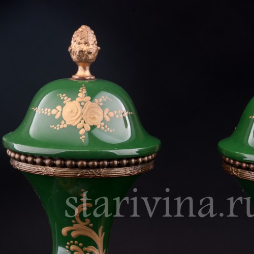 Две зеленые вазы с крышками, Франция, 20 в