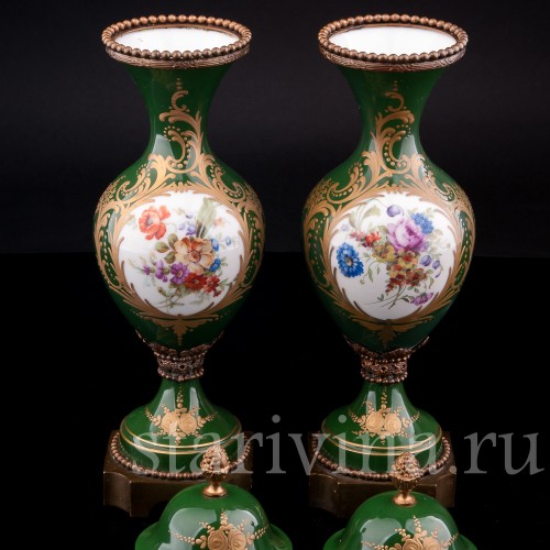 Две зеленые вазы с крышками, Франция, 20 в