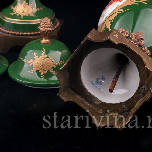 Две зеленые вазы с крышками, Франция, 20 в