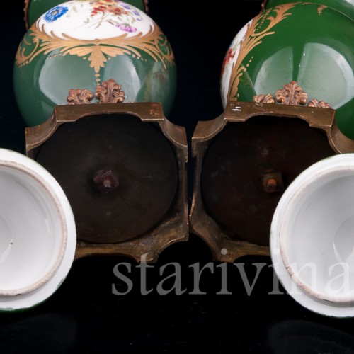 Две зеленые вазы с крышками, Франция, 20 в