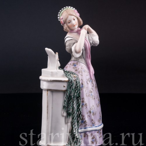 Статуэтка из фарфора Девушка у зеркала, Германия, пер. пол. 20 в.