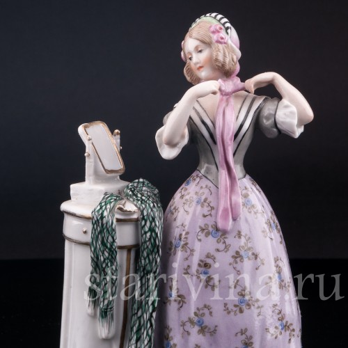 Статуэтка из фарфора Девушка у зеркала, Германия, пер. пол. 20 в.