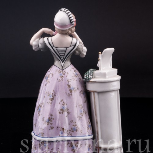 Статуэтка из фарфора Девушка у зеркала, Германия, пер. пол. 20 в.