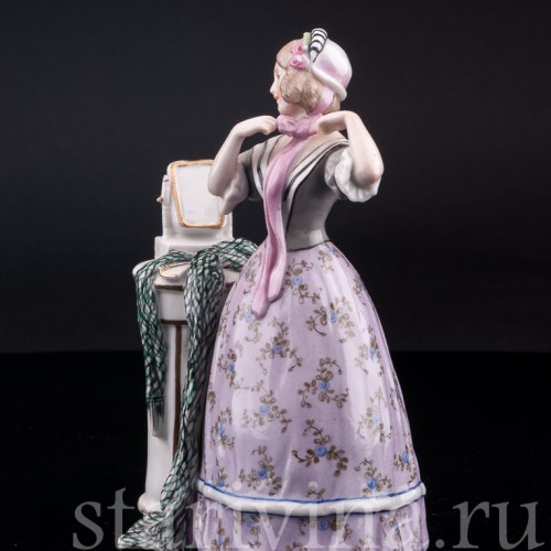 Статуэтка из фарфора Девушка у зеркала, Германия, пер. пол. 20 в.