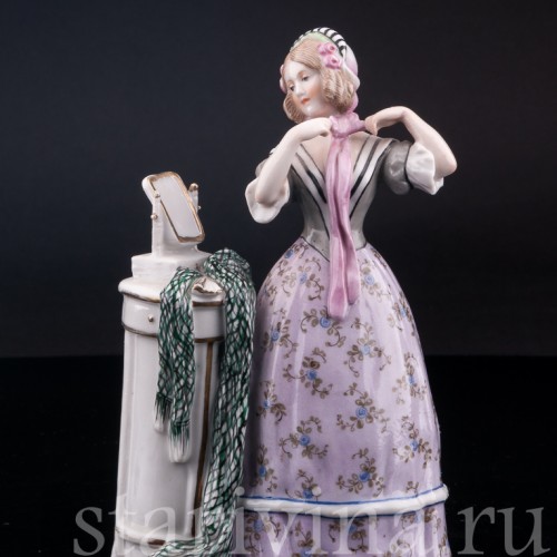 Статуэтка из фарфора Девушка у зеркала, Германия, пер. пол. 20 в.