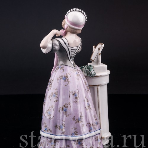 Статуэтка из фарфора Девушка у зеркала, Германия, пер. пол. 20 в.