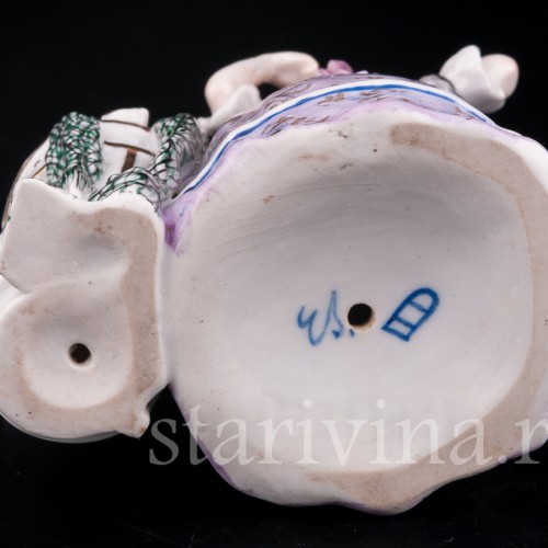 Статуэтка из фарфора Девушка у зеркала, Германия, пер. пол. 20 в.