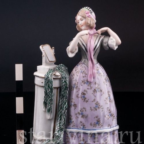 Статуэтка из фарфора Девушка у зеркала, Германия, пер. пол. 20 в.