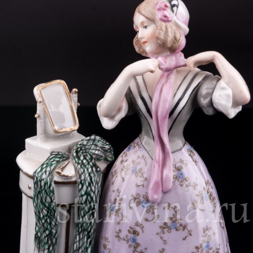 Статуэтка из фарфора Девушка у зеркала, Германия, пер. пол. 20 в.