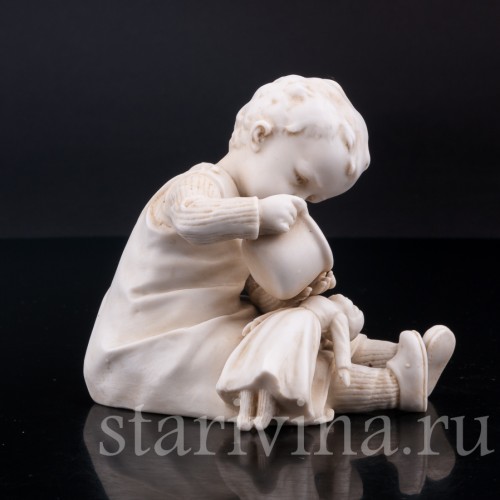 Статуэтка из фарфора Девочка, поящая куклу, E. A. Muller, Германия, кон. 19 - нач. 20 вв.