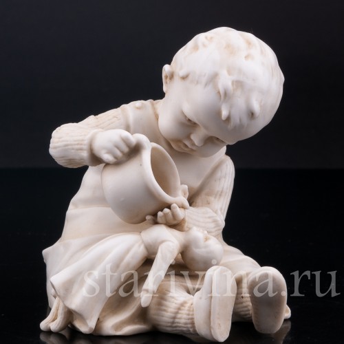 Статуэтка из фарфора Девочка, поящая куклу, E. A. Muller, Германия, кон. 19 - нач. 20 вв.