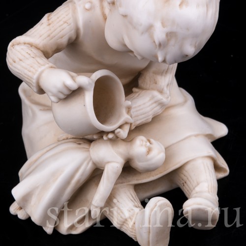 Статуэтка из фарфора Девочка, поящая куклу, E. A. Muller, Германия, кон. 19 - нач. 20 вв.