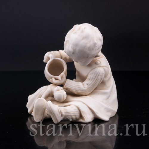 Статуэтка из фарфора Девочка, поящая куклу, E. A. Muller, Германия, кон. 19 - нач. 20 вв.