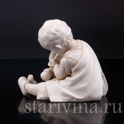 Статуэтка из фарфора Девочка, поящая куклу, E. A. Muller, Германия, кон. 19 - нач. 20 вв.