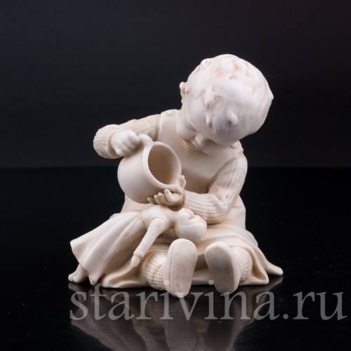 Статуэтка из фарфора Девочка, поящая куклу, E. A. Muller, Германия, кон. 19 - нач. 20 вв.